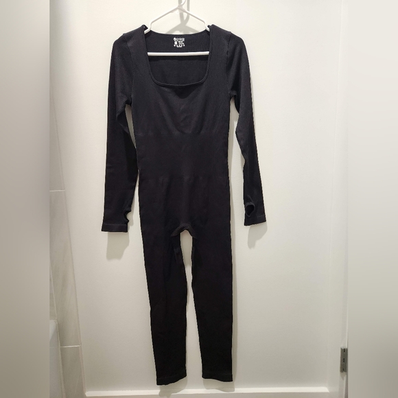 OQQ unitard sz lg heavy enough for winter and can be layered with a cropped top - Picture 1 of 7